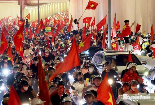 Chiến thắng tối 26/8 không chỉ đưa chiếc cúp vô địch ASEAN Cup ở lại với bóng đá Việt Nam, mà còn thắp sáng một đêm không ngủ đầy niềm hạnh phúc của người dân Thủ đô Hà Nội.
