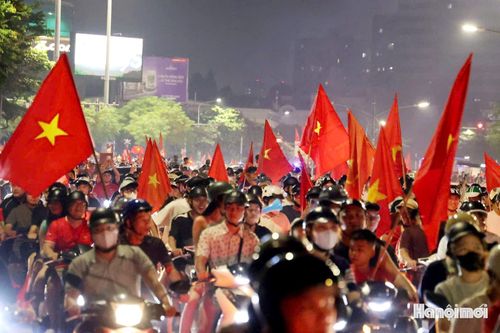 Trên nhiều con phố của Hà Nội, dòng người chật như nêm, mang theo cờ Tổ quốc và không ngừng hò reo ăn mình chiến thắng