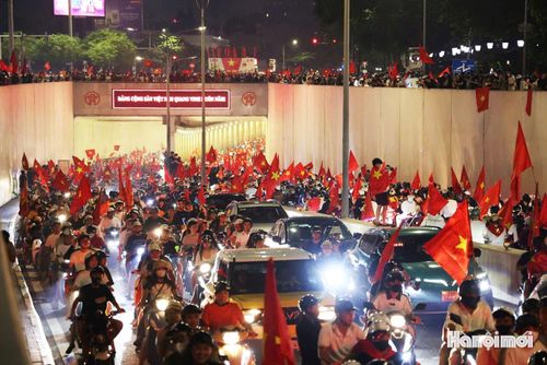 Tại khu vực hầm Kim Liên (Hà Nội), dòng người cả bên trên và bên dưới đều chật cứng, song tất cả đều chung tâm trạng phấn khích, tự hào và vui mừng.