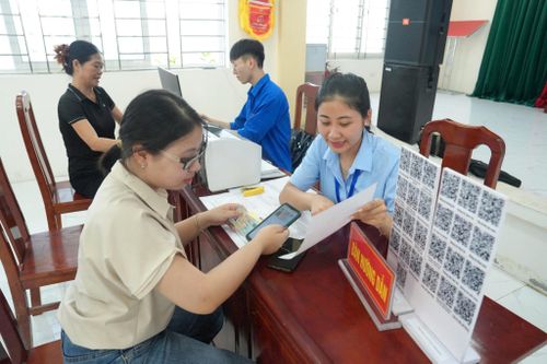 Cán bộ UBND xã Tiến Thắng trực tiếp xuống thôn trên địa bàn giải quyết thủ tục hành chính thiết yếu cho người dân. Ảnh Phạm Hùng