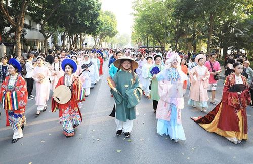 Diễu hành trang phục cổ Việt Nam tại Lễ hội thiết kế sáng tạo Hà Nội. Ảnh: Đỗ Tâm