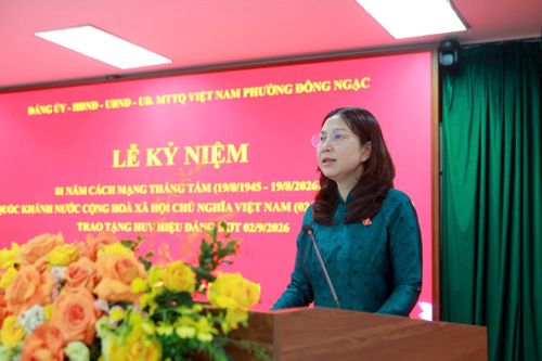 Bí thư Đảng uỷ phường Đông Ngạc Đặng Hương Giang phát biểu tại buổi lễ. Ảnh: Hồng Nhung