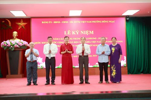 Lãnh đạo phường Đông Ngạc trao Huy hiệu Đảng cho các đảng viên. Ảnh: Hồng Nhung