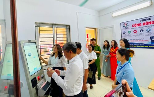Hỗ trợ người dân sử dụng các dịch vụ số tại Phòng Chuyển đổi số cộng đồng. Ảnh: Ánh Bình