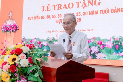 Đảng viên Nghiêm Đức Tá, Chi bộ thôn Miêng Hạ, nhận Huy hiệu 50 năm tuổi Đảng phát biểu. Ảnh: Cao Hồng
