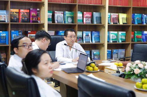TS Mai Trọng Hưng (ngoài cùng bên phải). Ảnh: Bá Thành