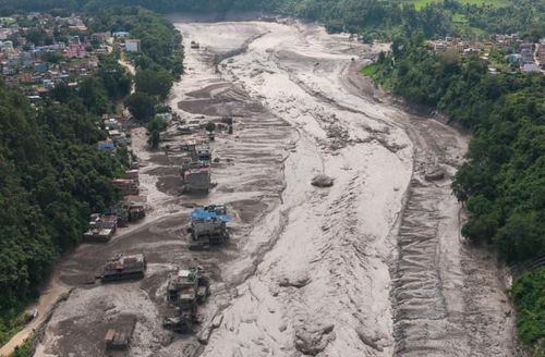 Hình ảnh lũ quét tàn phá tại Nepal ngày 26-8. Ảnh: Reuters