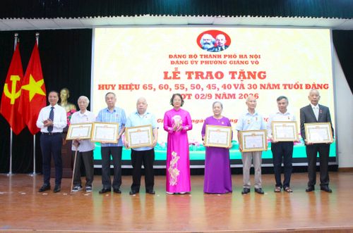 Lãnh đạo Đảng ủy phường Giảng Võ trao các Huy hiệu Đảng tặng các đảng viên. Ảnh: TT