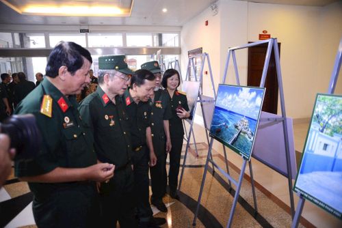 Các đại biểu tham quan triển lãm. Ảnh: Vũ Minh