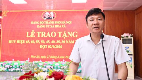 Bí thư Đảng ủy, Chủ tịch HĐND xã Hòa Xá Nguyễn Văn Định phát biểu tại Lễ trao tặng Huy hiệu Đảng. Ảnh: Thanh Hằng