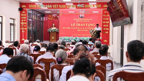 Quang cảnh Lễ trao tặng Huy hiệu Đảng. Ảnh: Thanh Hằng