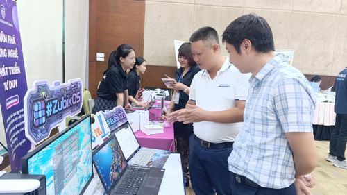 Khách mời tham quan, trải nghiệm các gian hàng trưng bày trong khuôn khổ Diễn đàn. Ảnh: Phương Nga