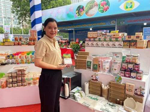Sở Nông nghiệp và Môi trường hỗ trợ các hợp tác xã mở rộng tiêu thụ nông sản an toàn. Ảnh: PV