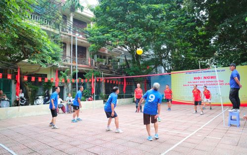 Người dân tham gia hoạt động tại Nhà văn hóa Tổ dân phố 24. Ảnh: NT