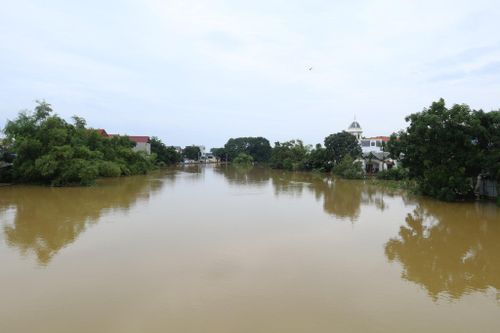 Lũ sông Bùi đang xuống nhưng tốc độ chậm và ở mức cao, tiếp tục gây ngập lụt một số khu dân cư ven sông. Ảnh: Bảo Châu