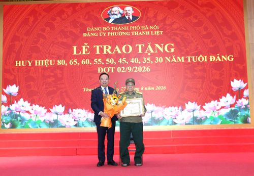 Đảng viên Nguyễn Anh Tuấn, Chi bộ Tổ dân phố số 2 Yên Xá, phường Thanh Liệt nhận Huy hiệu 80 năm tuổi Đảng. Ảnh: PV