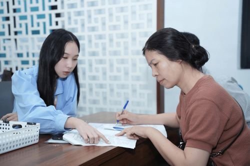 Người dân được cán bộ hướng dẫn thực hiện thủ tục tại Trung tâm Phục vụ hành chính công. Ảnh: Hồng Mạnh