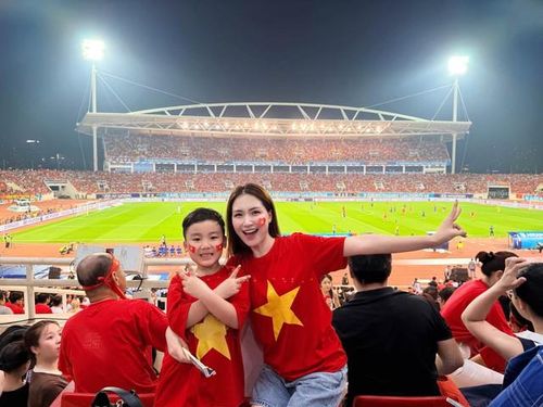 Hai mẹ con Hòa Minzy cổ vũ đội tuyển Việt Nam.