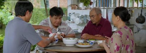 Ông Hai Phước gửi Bảy Sang tới học việc ở xưởng của Chơn. Ảnh VTV