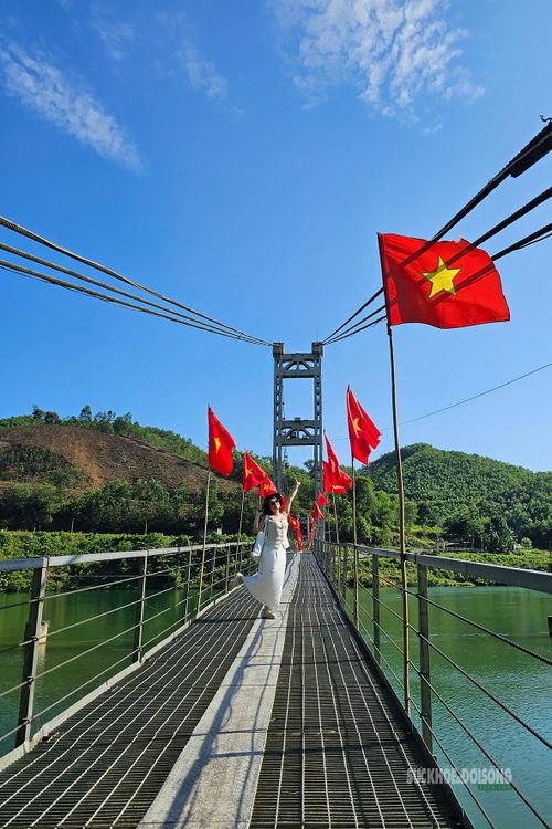 Cây cầu trở thành điểm dừng chân, chụp ảnh của du khách khi đến Bản Mạ. Ảnh: T.Anh