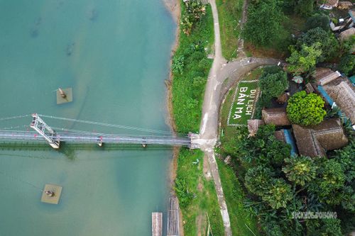 Tấm biển "Du lịch Bản Mạ" nhìn từ trên cao. Ảnh: T.Anh