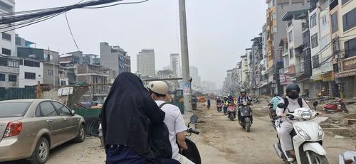 Phần đường phía trên đoạn Láng Hạ - La Thành - Nguyễn Chí Thanh đang gấp rút hoàn thành. (Ảnh: Thanh Hải).