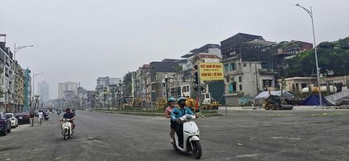 Người dân di chuyển trên đoạn Hoàng Cầu - Láng Hạ. (Ảnh: Thanh Hải)