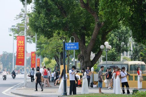 Khu vực quanh Quảng trường Ba Đình nhộn nhịp người chụp ảnh.