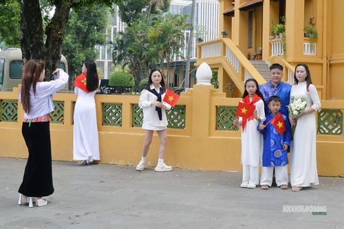 Các gia đình cũng lựa chọn áo dài, cờ Tổ quốc để lưu giữ khoảnh khắc dịp 2/9.