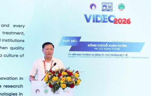 Thứ trưởng Bộ Y tế Đỗ Xuân Tuyên phát biểu tại hội nghị. Ảnh: B.Tiệp.
