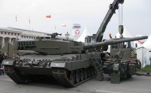 Các xe Leopard 2A4 hiện đại hóa đã xuất hiện trong lễ bàn giao, nhưng quá trình nâng cấp chưa hoàn tất.