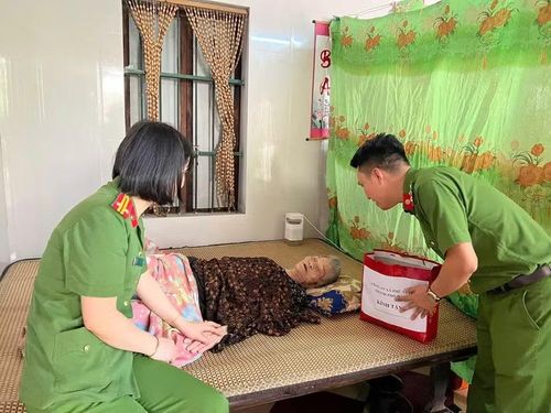 Công an xã Phú Xuyên đã tổ chức cấp căn cước lưu động cho 11 người có công với cách mạng.