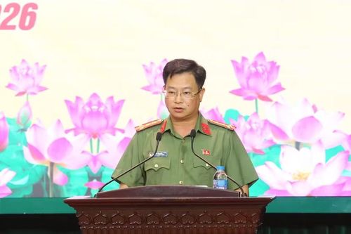 Đại tá Nguyễn Anh Tuấn, Trưởng phòng Tham mưu CATP báo cáo tóm tắt kết quả công tác tháng 8