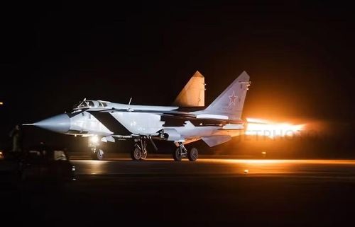 Vì vậy, sự khác biệt giữa 2 máy bay không nằm ở việc MiG-31 đơn giản là "mạnh hơn". MiG-25 là sản phẩm của thời đại tốc độ và độ cao, còn MiG-31 đưa triết lý đánh chặn đó sang thời đại của cảm biến, liên kết dữ liệu và tác chiến phối hợp.