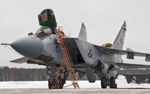 MiG-31 giữ lại ưu thế về tốc độ nhưng được trang bị động cơ turbofan D-30F6 mới. Máy bay đạt tốc độ tối đa khoảng Mach 2,83, đồng thời có khả năng hoạt động ở độ cao thấp tốt hơn MiG-25.