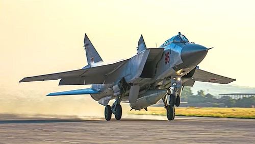 Về sau, các biến thể MiG-31 tiếp tục được nâng cấp và có thể sử dụng những loại tên lửa hiện đại hơn.