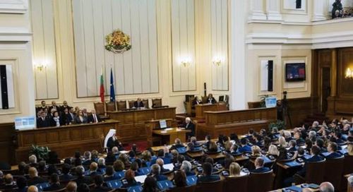 Quốc hội Bulgaria tháng trước thông qua nghị quyết cho phép máy bay quân sự Mỹ tiếp liệu tại căn cứ không quân Bezmer, hỗ trợ hậu cần cho chiến dịch của Washington tại Trung Đông. Động thái này lập tức vấp phải phản ứng từ Iran.
