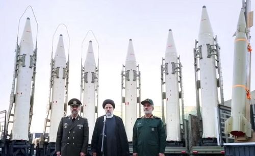 Tuy nhiên, một cuộc tấn công như vậy cũng có thể khiến Iran đối mặt hậu quả nghiêm trọng. Ali Bakir, chuyên gia tại Hội đồng Trung Đông về Các vấn đề toàn cầu, cảnh báo hành động này có nguy cơ châm ngòi một cuộc chiến rộng lớn hơn, kéo theo hệ lụy về kinh tế và an ninh toàn cầu.
