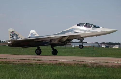 Vấn đề đáng chú ý nữa là tiêm kích Su-57D - bản sửa đổi hai chỗ ngồi từ nguyên mẫu Su-57 Felon đang được Không quân Nga sử dụng để thử nghiệm công nghệ chiến đấu mới.