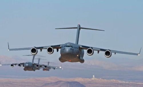 C-17 vốn là vận tải cơ chiến lược hạng nặng, có khả năng chở khoảng 77 tấn hàng hóa hoặc hơn 100 binh sĩ, đồng thời có thể hoạt động tại các sân bay có đường băng ngắn hoặc điều kiện hạn chế.