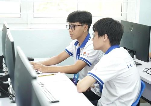 Học sinh sử dụng công nghệ và AI, trong quá trình học tập.