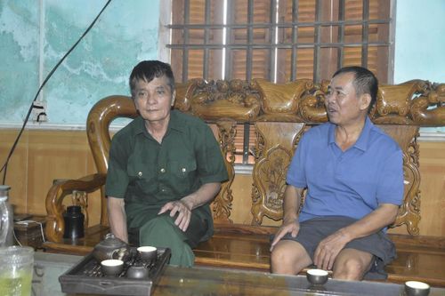 Cựu binh Nguyễn Văn Hiếu (bên trái) nghẹn ngào khi nhắc đến các đồng đội hy sinh vẫn đang nằm lại giữa núi đá Vị Xuyên.
