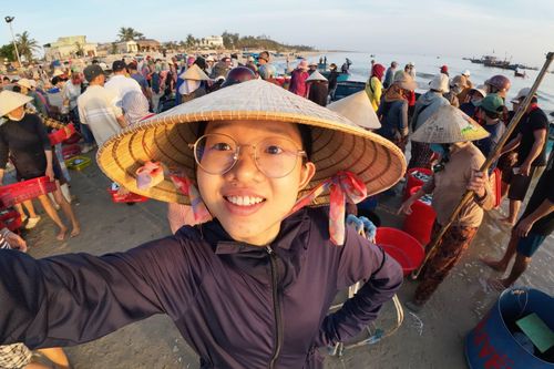 Duyên và bạn bán hải sản do chính người dân làng chài đánh bắt.