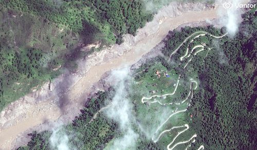  Ảnh vệ tinh cho thấy thiệt hại sau trận lũ tại biên giới Nepal - Trung Quốc. Ảnh: Reuters. 