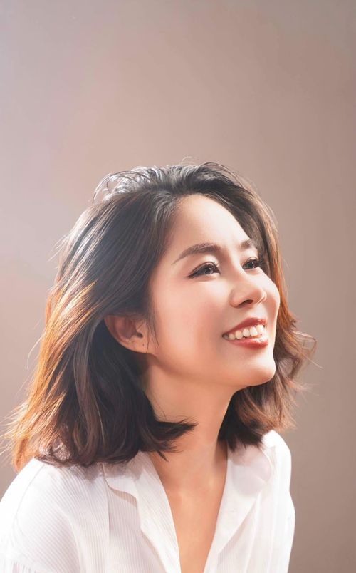 Trên trang cá nhân, Lê Phương đăng tải bộ ảnh mới vừa thực hiện nhân dịp đón sinh nhật tuổi 41. Trong loạt ảnh, diễn viên khoe vẻ ngoài rạng rỡ, tươi tắn. "Ngày đầu tiên của tuổi mới, chúc bản thân một đời hạnh phúc bên gia đình, được nhiều khán giả yêu quý, bình an", cô chia sẻ trong ngày đặc biệt. Dưới bình luận, nhiều đồng nghiệp và khán giả gửi lời chúc mừng sinh nhật tới Lê Phương. Bên cạnh đó, không ít fan dành những lời khen cho vẻ ngoài và thần thái của nữ diễn viên ở tuổi ngoài 40.