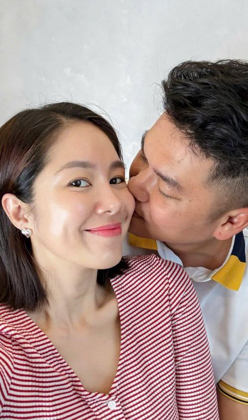 Ngoài công việc, Lê Phương cũng có cuộc hôn nhân êm ấm, viên mãn. Cô và ông xã Trung Kiên trải qua 9 năm gắn bó, đồng hành. Nữ diễn viên chia sẻ chồng là hậu phương vững chắc để cô có thể yên tâm theo đuổi công việc nghệ thuật. Khi cô đi đóng phim, Trung Kiên lo lắng, chăm sóc các con. Ca sĩ Trung Kiên cho biết trong hôn nhân, không tránh khỏi những lúc mâu thuẫn, tranh cãi. Song cả hai luôn chọn cách ngồi xuống nói chuyện, thay vì im lặng, dễ gây hiểu lầm.