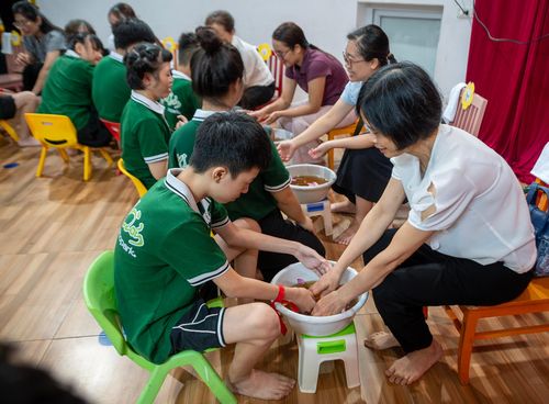  Lần đầu tiên biết cầm khăn rửa tay cho mẹ, dù động tác còn lóng ngóng và vội vàng, đây lại là cả một quá trình nỗ lực tập luyện kiên trì, kỷ luật suốt nhiều tuần liền của Nghĩa (13 tuổi, quê Bắc Ninh). Cảm nhận được tình yêu và sự quan tâm của con trai qua từng hành động nhỏ, mẹ Nghĩa xúc động: “Trước đây, con từng học nhiều năm ở quận Hoàng Mai cũ (Hà Nội), rồi chuyển về các trung tâm tại Bắc Ninh. Nhưng đa phần không gian đó đều ngột ngạt trong bốn bức tường, khiến tâm lý con bị dồn nén". 