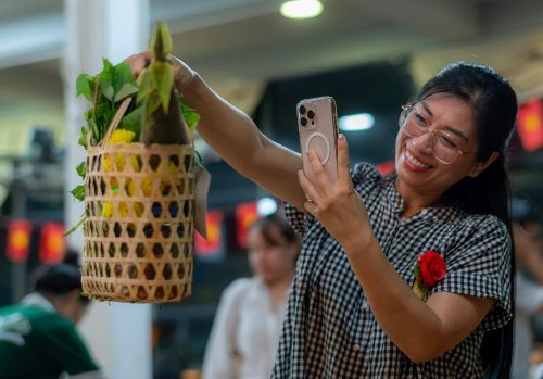  Quà tặng Vu Lan cho cha mẹ không phải món đồ xa xỉ, mà là mớ rau, quả trứng, hũ sung muối do chính tay các con lao động, thu hoạch. Bằng việc trực tiếp chạm vào đất, nước, cây cỏ và làm những công việc đời sống vừa sức, các em được chữa lành từ sâu bên trong. 