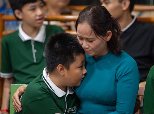 Không chỉ giúp các em được bày tỏ lòng hiếu thảo với cha mẹ, lễ Vu Lan được nhà trường xây dựng như một tiết học thực tế. Đây là môi trường an toàn để các em thực hành phản xạ xã hội, đồng thời là cơ hội để cha mẹ trút bỏ gánh nặng tâm lý, ghi nhận khả năng thực tế của con, thấy được nỗ lực của mình là xứng đáng. 
