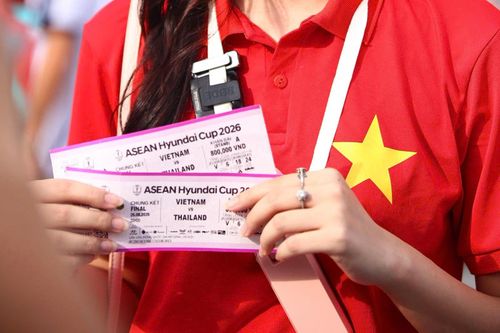  Tấm vé trở thành căn cứ để khán giả xác định vị trí chỗ ngồi tại sân, đặc biệt khi xảy ra tranh chấp. Ảnh: Anh Tiến. 